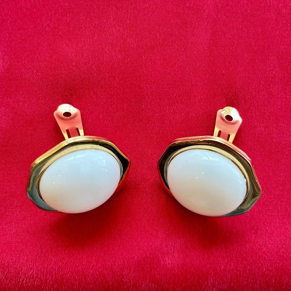 Vintage Carol Dauplaise Earrings - Picture 4 of 16